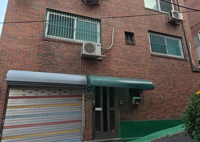 Female Only Close To Severance Hospital And Shinchon Station Korean Traditional Experience With Breakfast And Dinner Provided Close To The Airport *